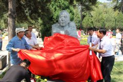 赵树理纪念雕像：一位文学巨匠的永恒颂歌